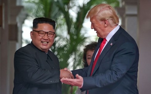hời khắc lịch sử Tổng thống Mỹ Donald Trump gặp Nhà lãnh đạo Triều Tiên Kim Jong-un. Ảnh: Straits Times/Getty Images