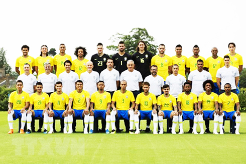 Các cầu thủ đội tuyển Brazil cùng ban huấn luyện chụp ảnh lưu niệm tại London, Anh ngày 8-6. 