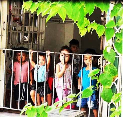 Một nhóm trẻ tư thục tại xã Phước Đồng đã được cấp phép hoạt động, nhưng vẫn né tránh ống kính phóng viên.