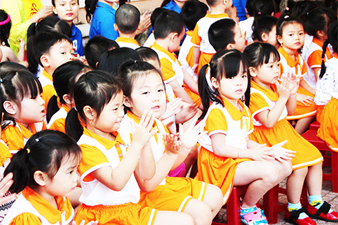 Các trường mầm non công lập hiện không đáp ứng đủ nhu cầu gửi con của phụ huynh. Trong ảnh: Trẻ tại một trường công lập TP. Nha Trang. 