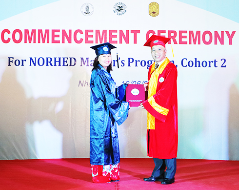 Hiệu trưởng Trường Đại học Nha Trang  trao bằng thạc sĩ. 