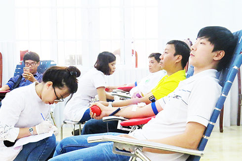 Đoàn viên, thanh niên TP. Nha Trang tham gia hiến máu tình nguyện trong Lễ hội Xuân Hồng.