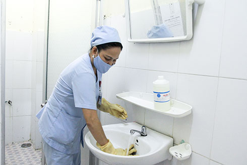 Bà Ngô Thị Thùy Trâm dọn dẹp nhà vệ sinh của khu cấp cứu (Bệnh viện Đa khoa tỉnh).