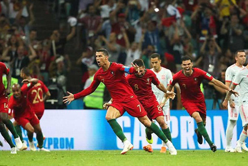 Cristiano Ronaldo đã có một trận thi đấu chói sáng trước đội tuyển Tây Ban Nha.