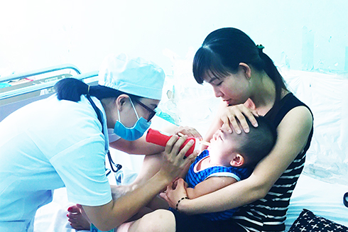 Kiểm tra bệnh cho trẻ mắc tay chân miệng ở Bệnh viện Bệnh nhiệt đới.