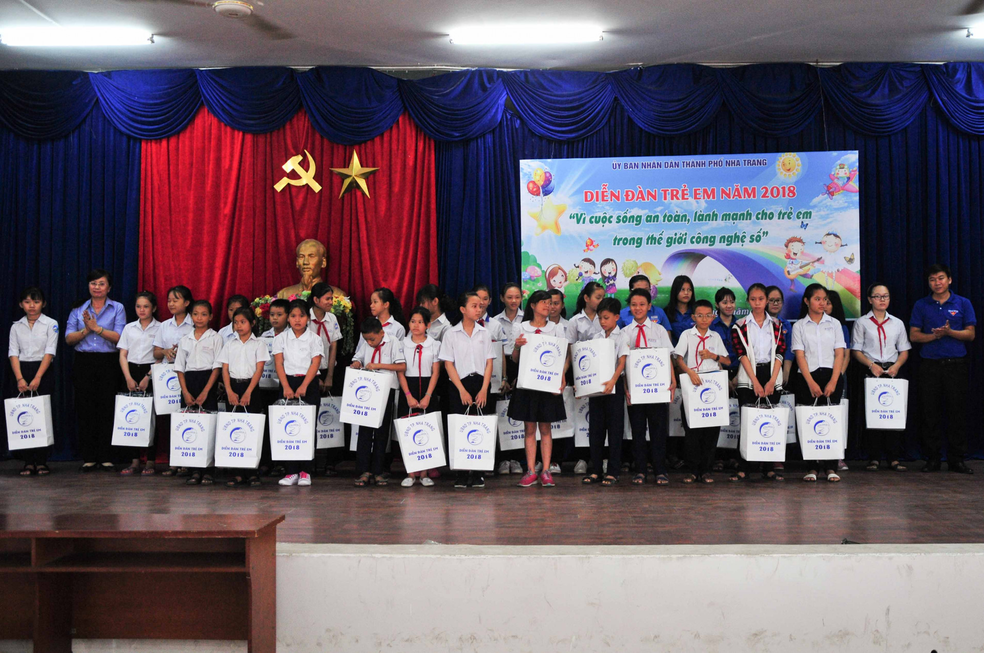 UBND TP. Nha Trang trao quà cho các thiếu nhi