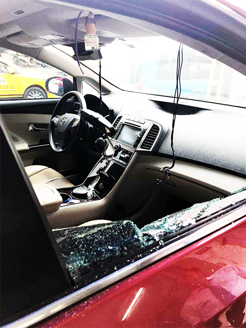 Một xe ô tô bị đập phá  kính chắn gió,  trộm mất camera hành trình. 