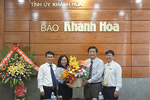 Ông Trần Sơn Hải tặng hoa chúc mừng Báo Khánh Hòa.