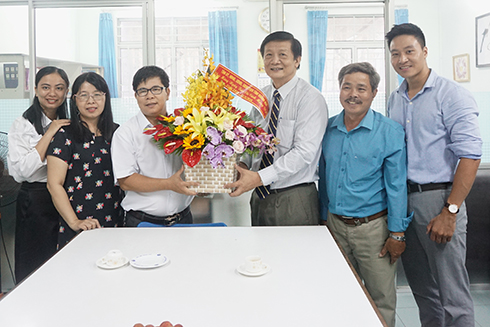 Ông Trần Sơn Hải tặng hoa chúc mừng Văn phòng đại diện Báo Thiếu niên Tiền phong.