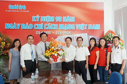 Ông Trần Sơn Hải tặng hoa chúc mừng Văn phòng đại diện Báo Tuổi trẻ. 