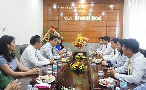 Ông Trần Sơn Hải thăm Báo Khánh Hòa.