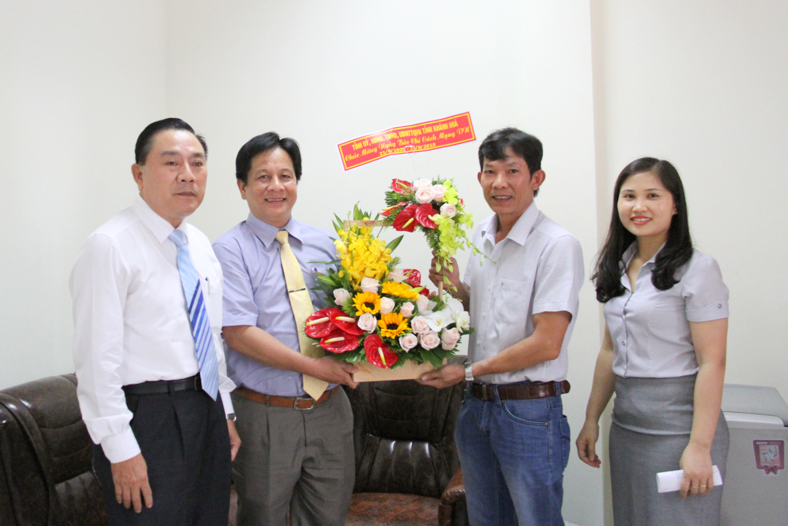 Ông Hồ Văn Mừng tặng hoa chúc mừng tập thể Cơ quan thường trú Thông tấn xã Việt Nam tại Khánh Hòa