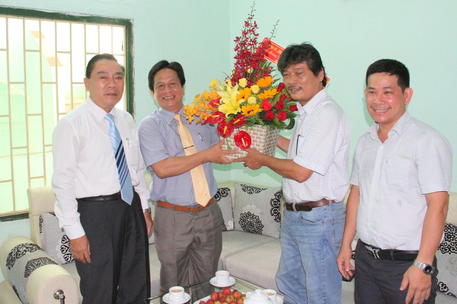 Ông Hồ Văn Mừng tặng hoa chúc mừng Văn phòng đại diện Báo Thanh Niên tại Nha Trang