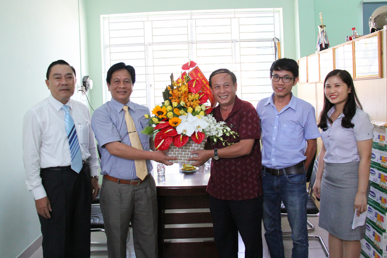 Ông Hồ Văn Mừng tặng hoa chúc mừng Cơ quan thường trú Báo Người Lao Động