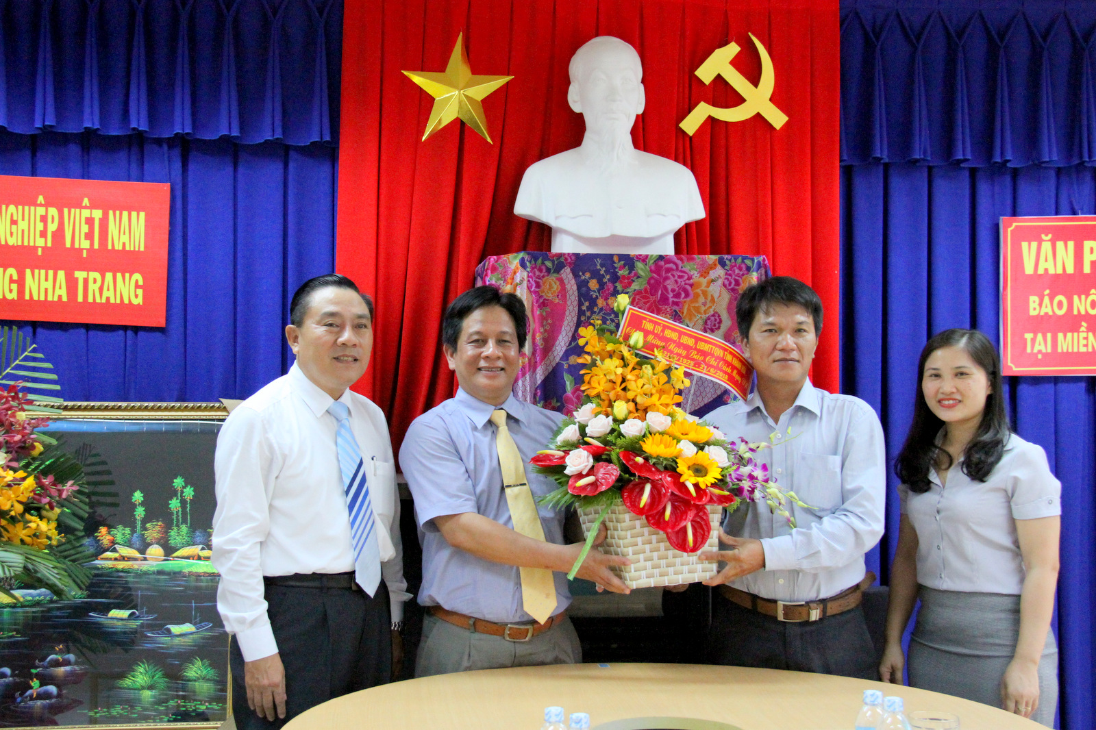 Ông Hồ Văn Mừng tặng hoa chúc mừng Văn phòng đại diện báo Nông Nghiệp Việt Nam