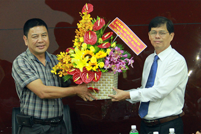Ông Nguyễn Tấn Tuân tặng hoa chúc mừng lãnh đạo Đài Phát thanh và Truyền hình Khánh Hòa.