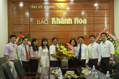 Ông Phan Thông tặng hoa chúc mừng lãnh đạo Báo Khánh Hòa. 