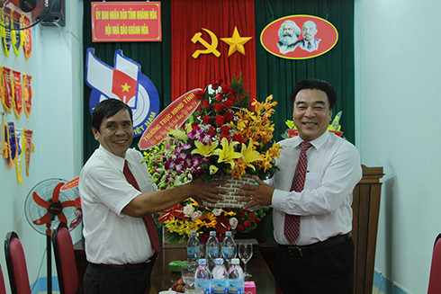 Ông Phan Thông tặng hoa chúc mừng lãnh đạo Hội Nhà báo tỉnh.  