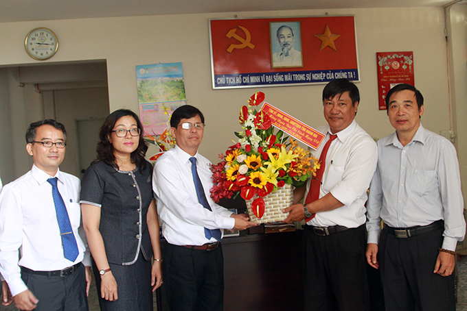 Nguyễn Tấn Tuân tặng hoa chúc mừng lãnh đạo Văn phòng đại diện Báo Đại Đoàn Kết.