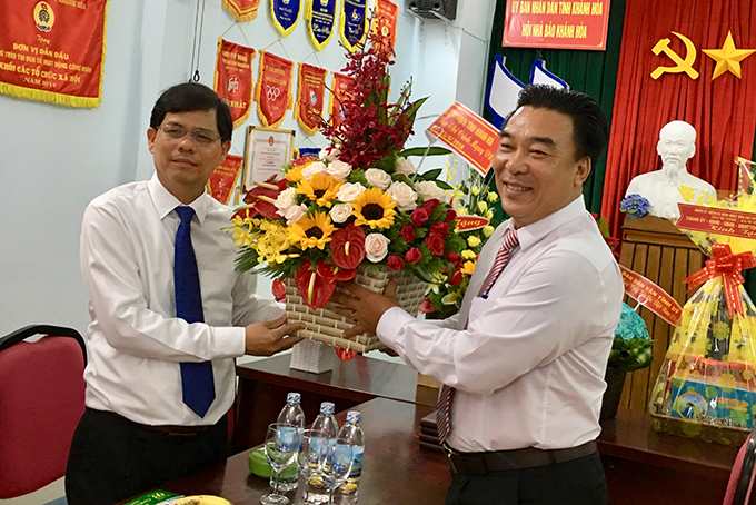 Ông Nguyễn Tấn Tuân tặng hoa chúc mừng lãnh đạo Hội Nhà báo tỉnh.