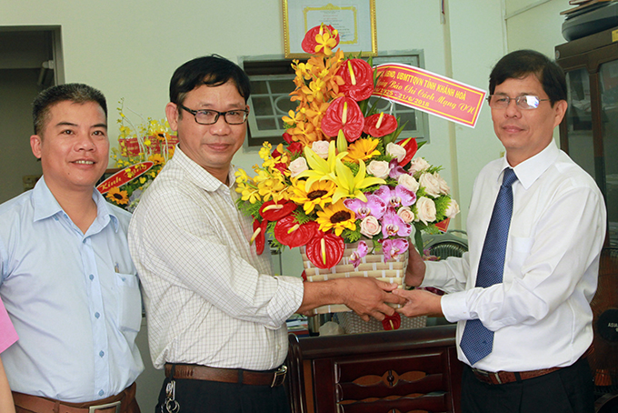 Ông Nguyễn Tấn Tuân tặng hoa chúc mừng lãnh đạo Văn phòng đại diện Báo Lao động và Xã hội.