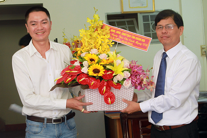 Ông Nguyễn Tấn Tuân tặng hoa chúc mừng đại diện Báo Nhi đồng. 