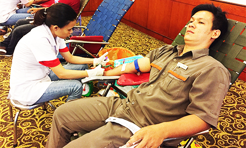Nhân viên khách sạn tham gia hiến máu nhân đạo.