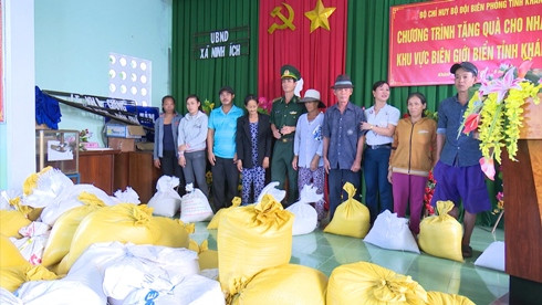 Các đơn vị biên phòng tặng quà cho người dân xã Ninh Ích.