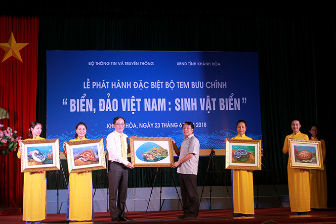 Lãnh đạo Tổng công ty Bưu điện Việt Nam trao bộ tranh sơn dầu là bản thiết kế gốc của bộ tem  "Biển, đảo Việt Nam (bộ 1): Sinh vật biển " cho người đã may mắn sở hữu. 