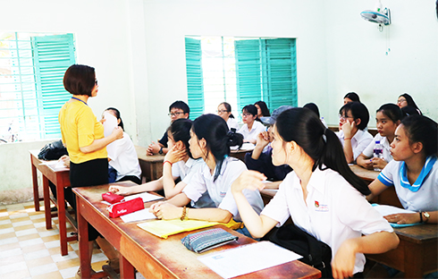 Thí sinh nghe phổ biến quy chế thi tại điểm thi  Trường THPT Nguyễn Văn Trỗi (TP. Nha Trang). 