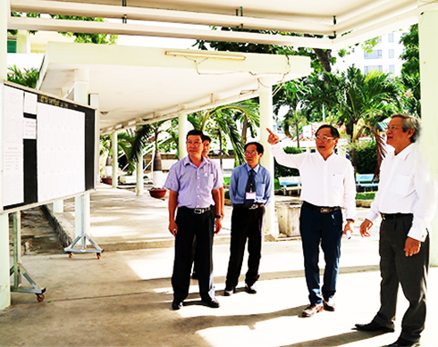 Đồng chí Nguyễn Đắc Tài và lãnh đạo Sở Giáo dục và Đào tạo kiểm tra  tại điểm thi Trường THPT Nguyễn Văn Trỗi (TP. Nha Trang).