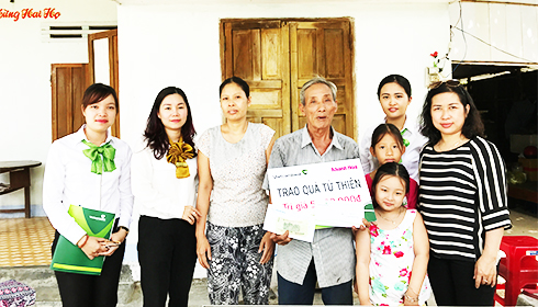 Đại diện Báo Khánh Hòa và Vietcombank Nha Trang  trao tiền ủng hộ cho gia đình ông Hạnh.
