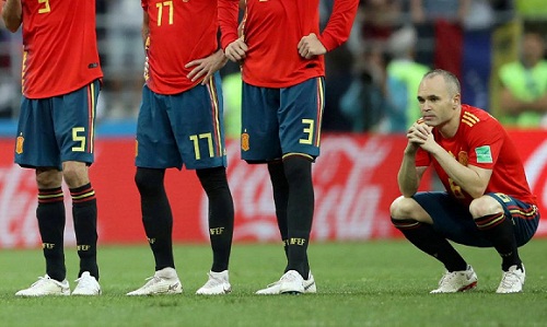 Iniesta chia tay tuyển Tây Ban Nha với một kỷ niệm buồn. Ảnh: Reuters.