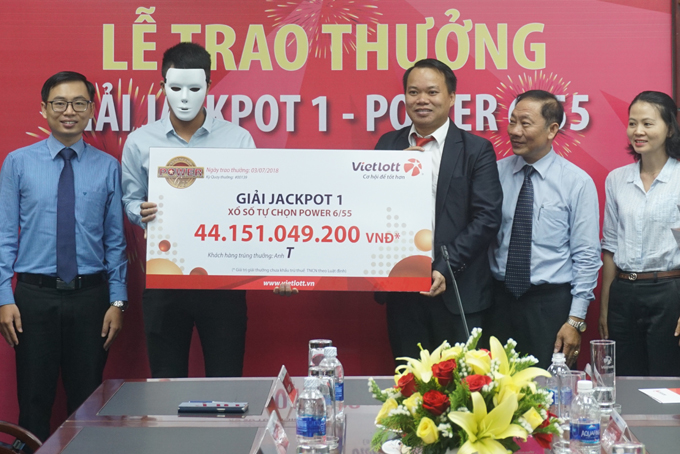 Ông Nguyễn Duy Hiền - Giám đốc Vietlott Chi nhánh Khánh Hòa trao thưởng cho khách hàng may mắn.