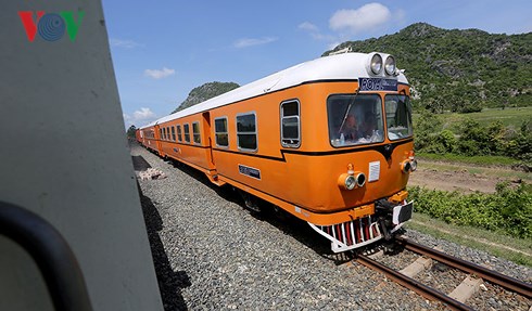 Tàu hỏa chạy trên tuyến đường sắt phía Tây Campuchia.