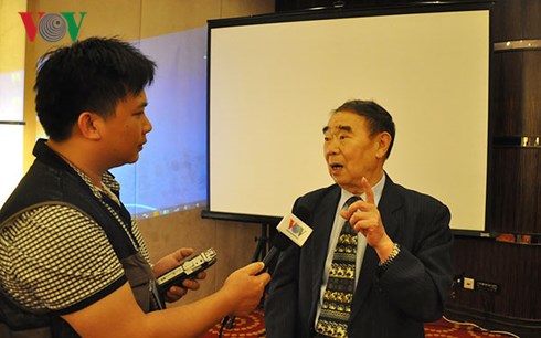 Giáo sư Cốc Nguyên Dương trả lời phỏng vấn của phóng viên VOV.