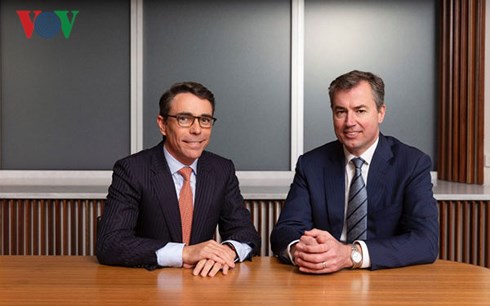 David La Rose (trái), Giám đốc IBM Australia và New Zealand và Bộ trưởng Michael Keenan (phải) tại lễ công bố hợp đồng giữa IBM và Chính phủ Australia. (Nguồn Financial Review)