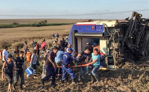 Hiện trường vụ tai nạn tàu hỏa nghiêm trọng tại Thổ Nhĩ Kỳ. Ảnh: Anadolu.