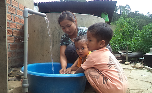 Người dân xã Ba Cụm Bắc được sử dụng nước sạch sinh hoạt.