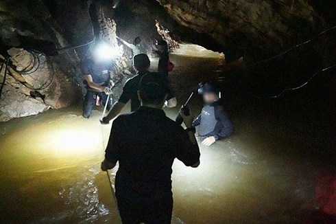 Để vào sâu bên trong hang Tham Luang, các thành viên trong đội bóng phải đi qua các khe hẹp. Ảnh: Bangkok Post.