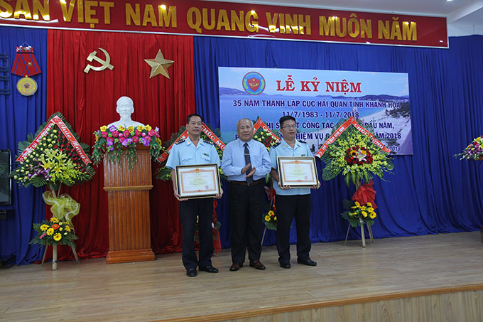 Ông Đào Công Thiên trao bằng khen của Thủ tướng Chính phủ cho tập thể và cá nhân.