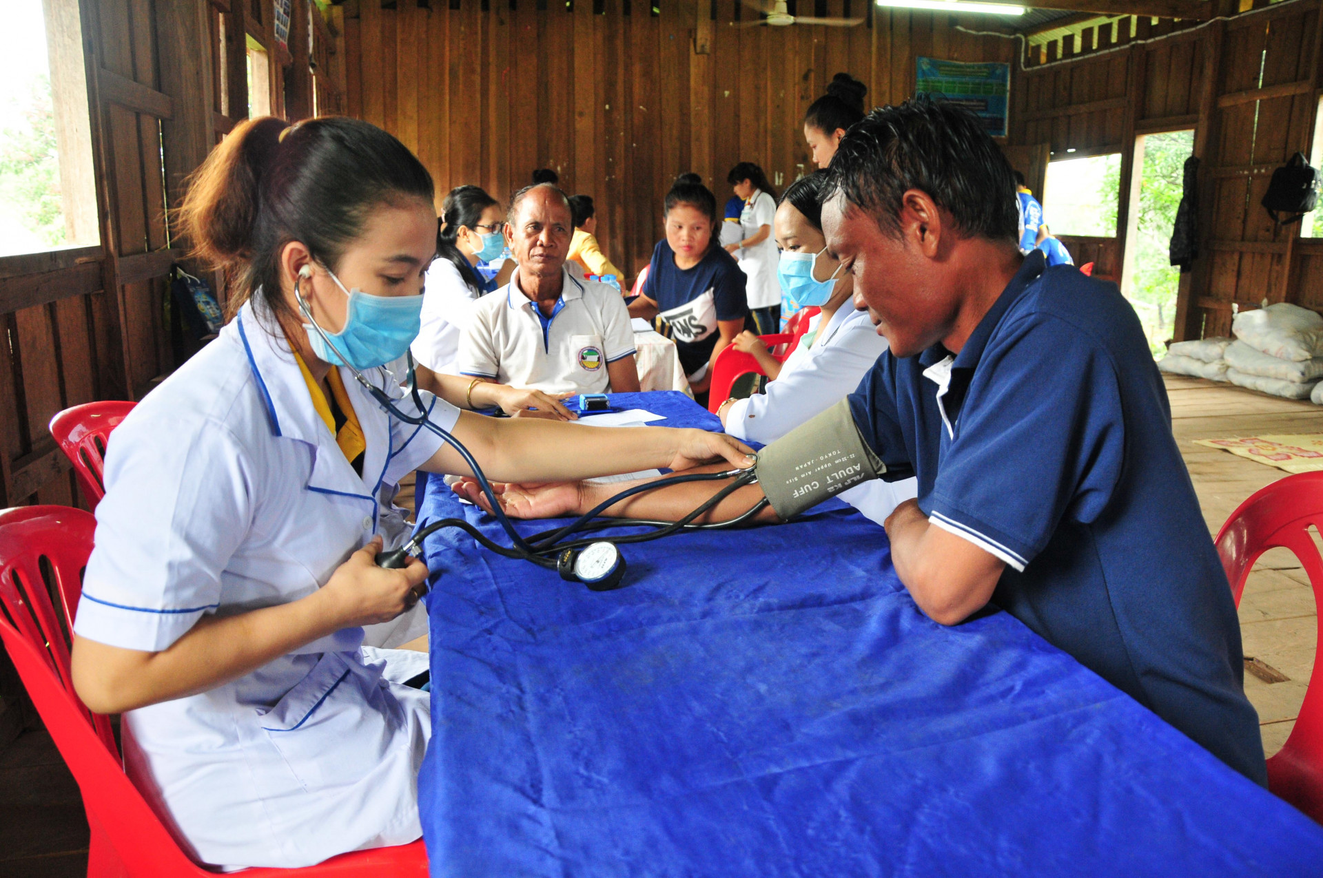 Các bác sĩ khám bệnh cho người dân huyện Samakkixay