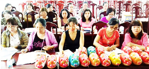 Hội Phụ nữ Phước Hòa (TP. Nha Trang) khui heo đất tiết kiệm giúp nhau.