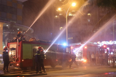 Lực lượng chữa cháy chuyên nghiệp tiếp cận hiện trường dập lửa.