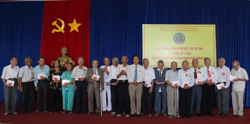 Các hội viên được trao Huy hiệu TNXP làm theo lời Bác.