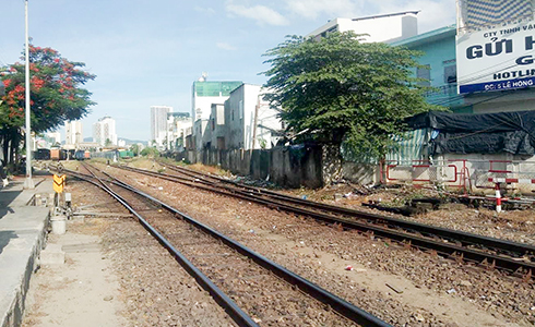 Khu vực đường sắt chuẩn bị vào ga Nha Trang.