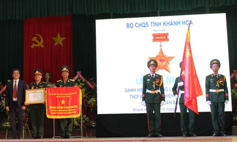 Thừa ủy quyền của Chủ tịch nước, ông Lê Thanh Quang gắn Danh hiệu, trao Cờ và Bằng của Chủ tịch nước cho Tiểu đoàn 460.