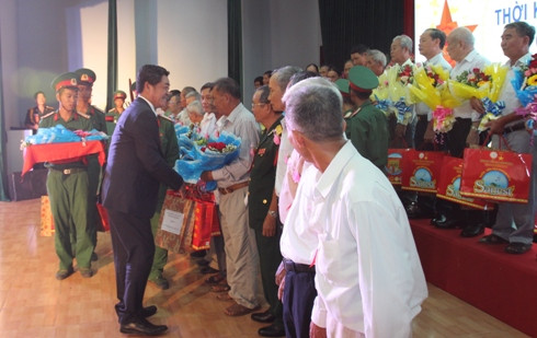 Ông Lê Thanh Quang tặng quà cho cán bộ, chiến sĩ Tiểu đoàn giai đoạn 1970 - 1975.
