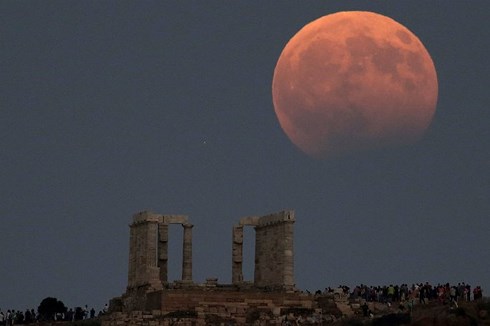 Nguyệt thực toàn phần quan sát tại đền Poseidon, Hy Lạp, 7/8/2017. Ảnh: Reuters