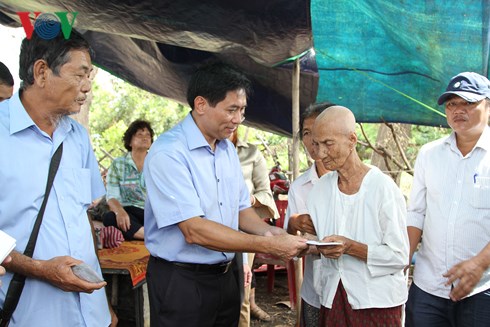 Đại diện Đại sứ quán Việt Nam tại Campuchia, Công sứ Nguyễn Trác Toàn tặng quà cho bà con bị hỏa hoạn.